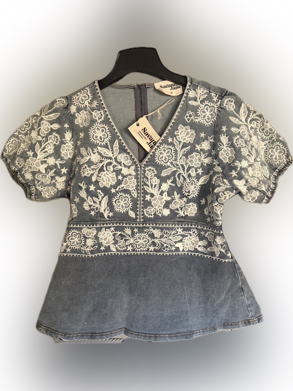 NWT $64 SAVANNA JANE DENIM TOP W/GORGEOUS WHITE FLORAL EMBROIDERY - SIZE MEDIUM